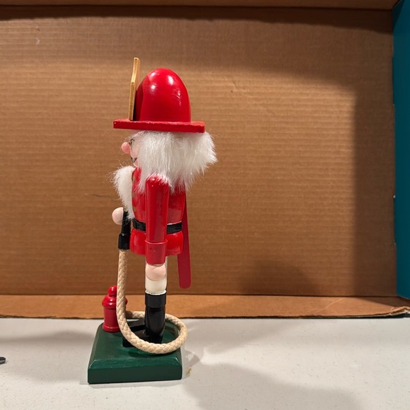 Fireman Nutcrackerer. - Picture 4 of 6